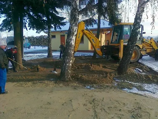 Földmunka kivitelezés a pinceásástól a termőföldforgatáson át a domboldalak kialakításáig, mindenféle terepen