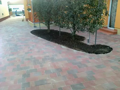 Járdák, kocsibejárók, közterületek és egyéb terek burkolása a legkülönfélébb térburkolati elemekkel, Lenti városában és környékén